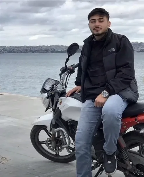 beylikduzu-metrobusunde-yan-bakma-kavgasi-olumle-bitti-1780911458509.jpg Beylikdüzü metrobüsünde “yan bakma” kavgası ölümle bitti: Şüpheliler gözaltına alındı-3