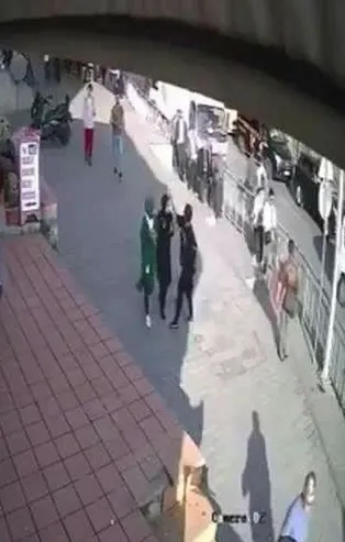 Son dakika: Karaköy'de başörtülü gençlere çirkin saldırıda bilgi alma tutanağı ortaya çıktı