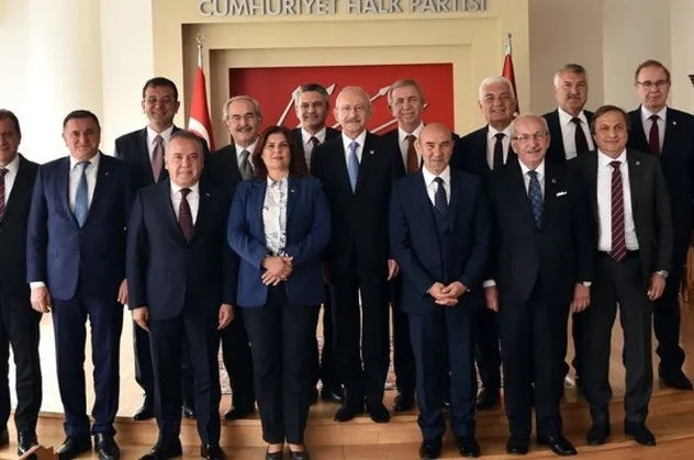 Yandaş gazetecileri paraya boğan torpilli çalışanlara çift maaş bağlayan 50 bine balık yiyen CHP'li belediyeler "maliyetler arttı" diye bildiri yayınlıyor