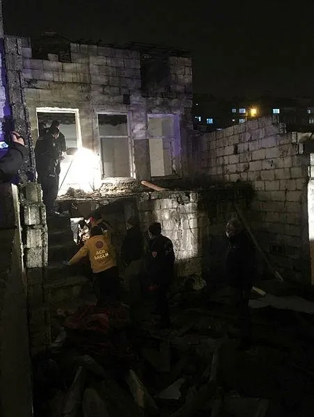 gaziantepte-savcili-mahallesinde-metruk-bina-coktu-1610901025321.jpeg Gaziantep'te Savcılı Mahallesi'nde metruk bina çöktü!-3