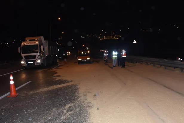 izmirde-faciadan-donuldu-hammadde-yuklukamyon-1571869093492.jpg İzmir’de faciadan dönüldü! Hammadde yüklü kamyon...-3