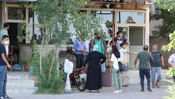 firinci-ile-borcunu-istedigi-musteriyle-yakinlarinin-odunlu-kavgasi-8-yarali-1598552188686.jpg Şanlıurfa’da fırıncı ile borçlu odunları kullanarak kavga etti: 8 yaralı-4