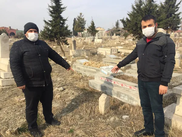 mezarliktan-gelen-ilginc-ses-isim-bulunmayan-kabrin-basinda-keman-caldirdi-1610516760046.jpg Mezarlıktan gelen ilginç ses! İsim bulunmayan kabrin başında keman çaldırdı-6
