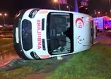 Esenyurt'ta ambulans devrildi! Yaralılar var