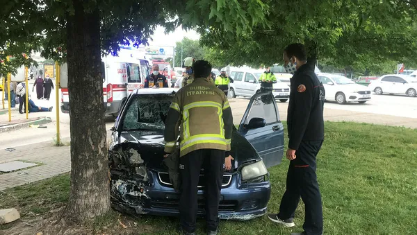 Bursa'da otomobil otobüs durağındaki yayalara çarptı: 5 yaralı-2