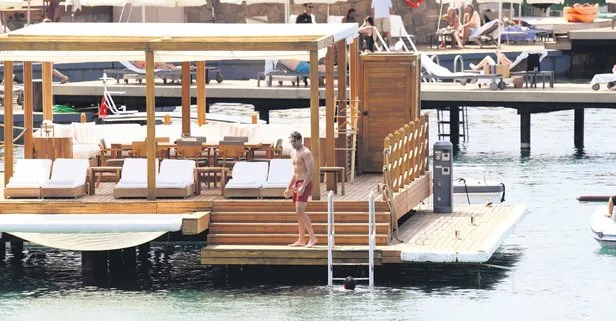 Şükrü Özyıldız Bodrum’da kaslarıyla büyüledi