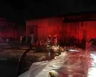 İzmir Bornova’da mobilya atölyesi alev alev yandı!