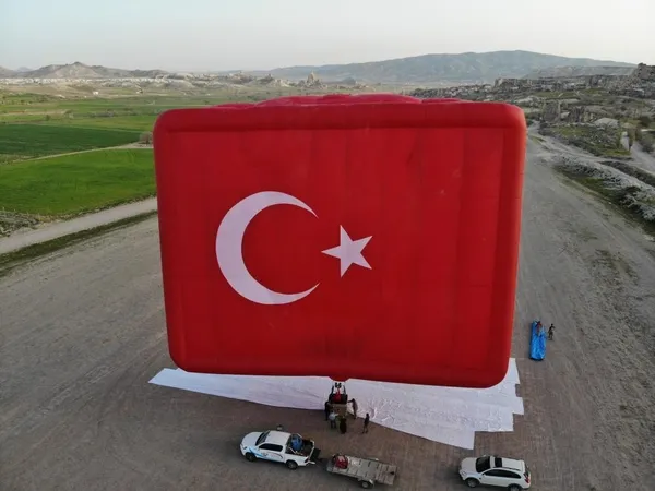 dunyanin-en-buyuk-bayrak-balonu-kapadokyada-havalandi-1650692854959.jpg
