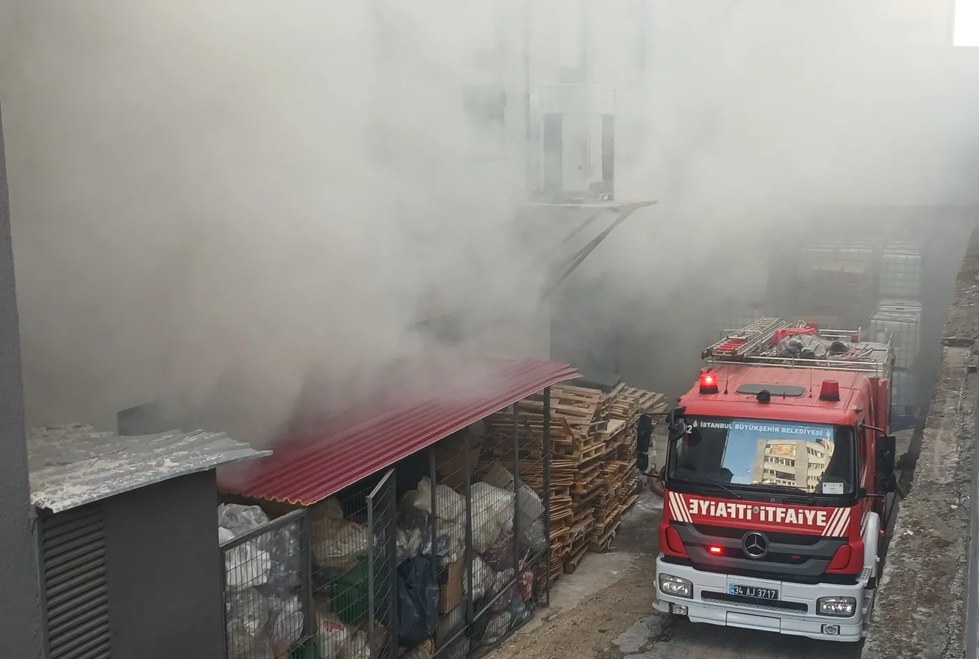 Kimya fabrikası alevlere teslim oldu