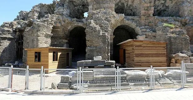 Antalya Side Antik Tiyatro’da tuvalet skandalı