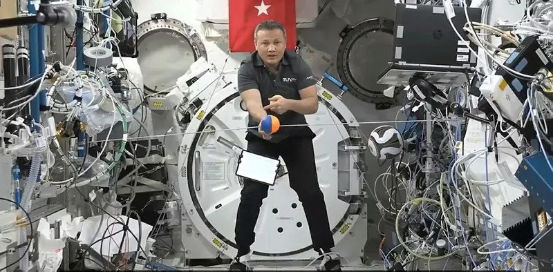 turkiyenin-ilk-astronotu-alper-gezeravcidan-mikro-yer-cekimi-ortaminda-deney-1707341274389.jpeg