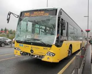 İki metrobüs birbirine girdi! Ağır yaralılar var
