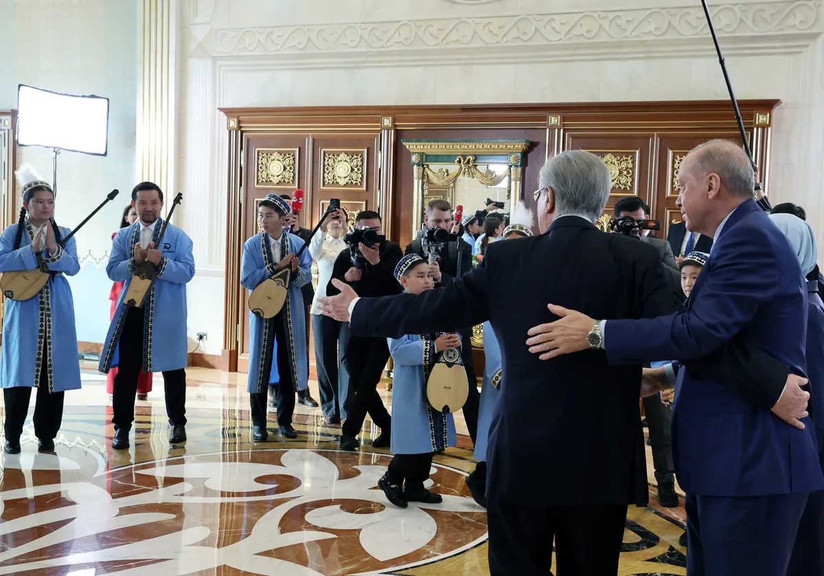 BAŞKAN ERDOĞAN'A DOMBRA İLE KARŞILAMA-4