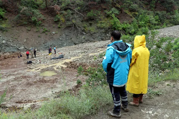 hava-durumu-valilik-saat-vererek-uyardi-yurtta-sel-felaketi-1685967945939.jpg Karadeniz'i sel vurdu! Kastamonu'da 38 köy yolu ulaşıma kapandı: 2 kişi hayatını kaybetti, 1 kayıp-21