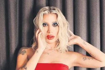 İrem Derici tarzıyla sahnede dikkatleri üzerine çekti!