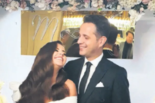 Popçu Merve Özbey Kenan Koçak'la nişanlandı