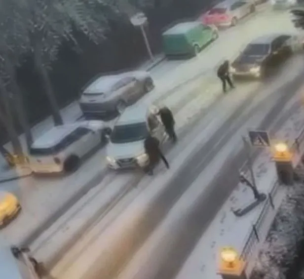 istanbula-kar-yagdi-yollar-buz-pistine-dondu-besiktasa-feci-kaza-kaya-kaya-yayaya-carpti-1647640823093.jpeg İstanbul'a kar yağdı yollar buz pistine döndü! Beşiktaş'ta feci kaza: Kaya kaya yayaya çarptı-2