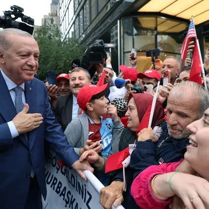 Başkan Erdoğan’a Türkevi’nde coşkulu karşılama: Ağlayan bebeği fark etti! Bariyeri açtırıp yanına gitti
