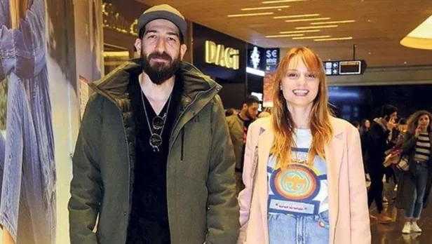 unluler-akin-etti-eski-asiklar-berrak-tuzunatac-ve-uraz-kaygilaroglu-kose-kapmaca-oynadi-seranay-sarikaya-ise-1667597050858.jpeg Yıldızların pişti gecesi! Eski aşıklar Berrak Tüzünataç ve Uraz Kaygılaroğlu köşe kapmaca oynadı - 3