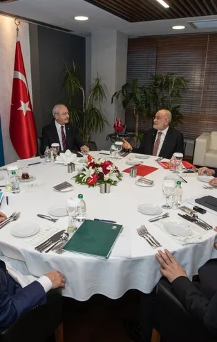 Kozmik masa! 6'lı ittifak toplantısı öncesi DP Genel Merkezi'nde dikkat çeken olay