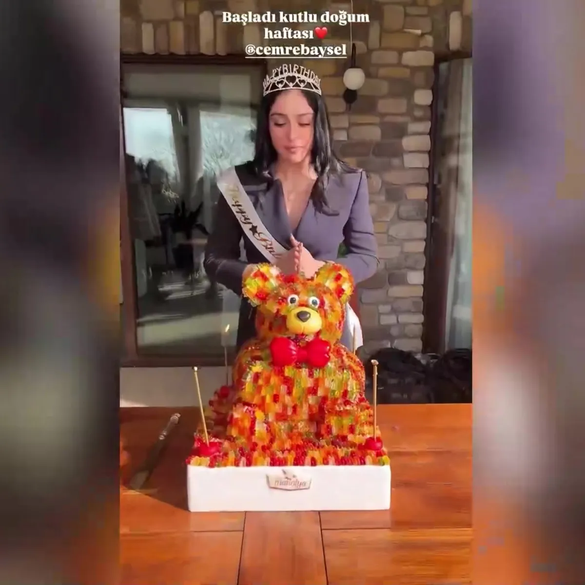 Cemre Baysel yeni yaşını aşkla kutladı