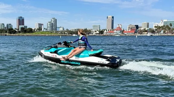 Yasemin Kay Allen'den enfes jet ski şovu!