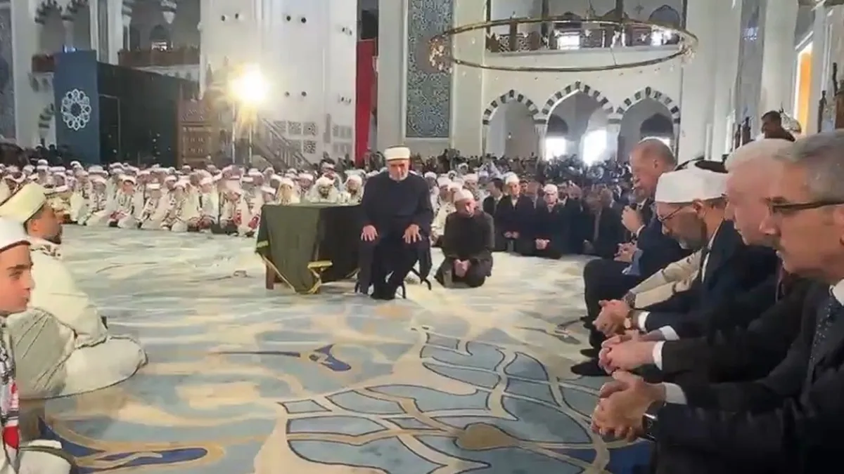 Cumhurbaşkanı Erdoğan Çamlıca Camii'nde 333 hafızın icazet törenine katıldı, Bakara Suresi'nin ilk beş ayetini tilavet etti