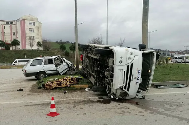 Çanakkale'de feci kaza! Servis minibüsü ile otomobil çarpıştı: Ölü ve yaralılar var
