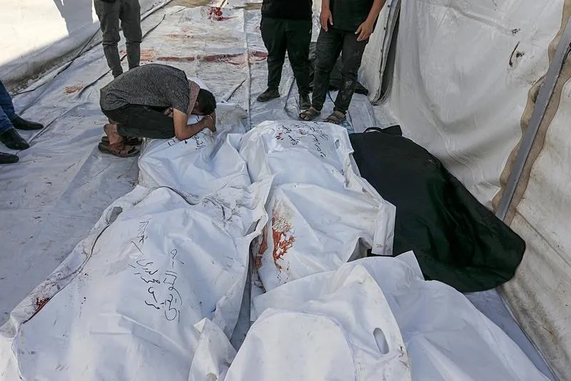 Soykırımcı İsrail ordusunun Refah'ta sivillere ait evleri bombalaması sonucu çok sayıda Filistinli öldü-4