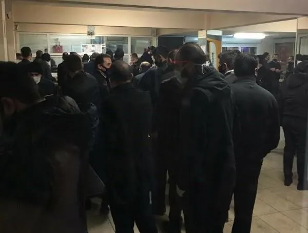 CHP'li İBB İETT şoförlerine sosyal mesafe kuralı uygulamadan maske ve ekipman dağıtıyor-1