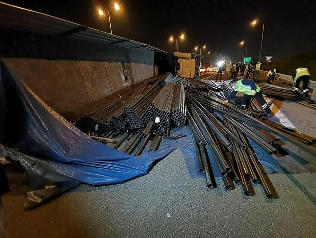 SON DAKİKA: Kuzey Marmara Otoyolu'nda korkutan kaza: Tonlarca ağırlıktaki demir profiller yola savruldu-2