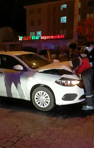 Adıyaman'da iki araç birbirine girdi! Yaralılar var