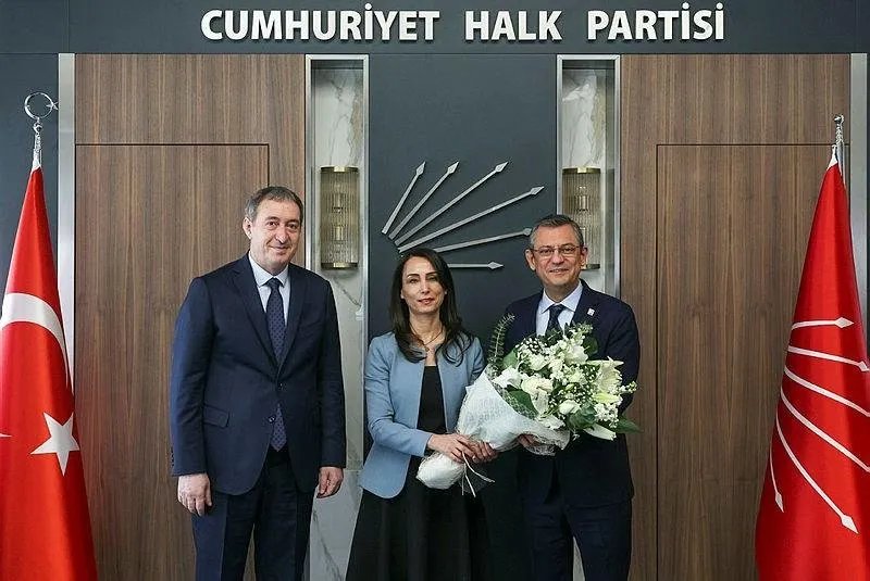 DEM Parti Eş Genel Başkanları Tülay Hatimoğulları ve Tuncer Bakırhan, CHP Genel Başkanı Özgür Özel'i parti genel merkezinde ziyaret etmişti. Özel, DEM'li Oruç'u çiçeklerle karşılaşmıştı.