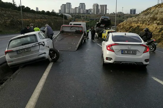 İstanbul Başakşehir'de 9 araç birbirine girdi!