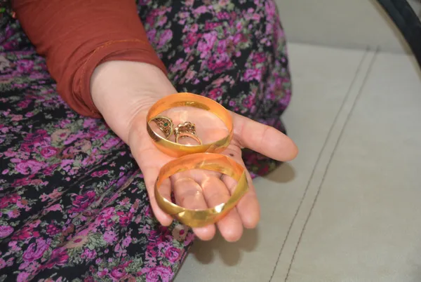 konusma-engelli-yasli-kadini-darbedip-2-bilezigini-calanlara-yardim-eden-kisi-komsu-kizi-cikti-1622035936431.jpg Konuşma engelli yaşlı kadını darbedip 2 bileziğini çalanlara yardım eden kişi komşu kızı çıktı-6