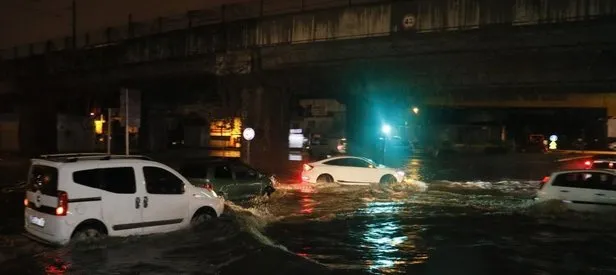 Adana’da yollar göle döndü