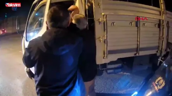Arnavutköy'de 'canım sıkkın' diyen kamyonet şoförü, motosikletliyi darbetti: İşte o anlar!