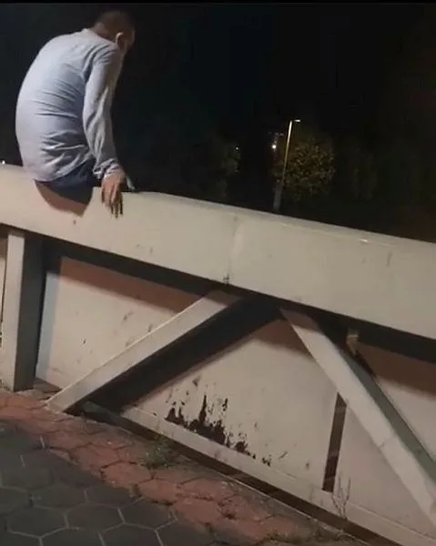 Küçükçekmece'de korku dolu anlar: Üst geçitte intihara kalkışan kişiyi bekçiler kurtardı! O anlar kamerada-2