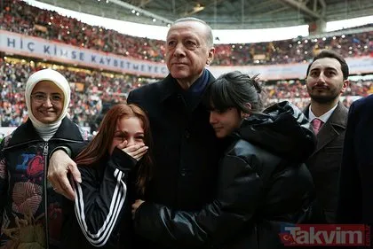 Geleceğin umudu Başkan Recep Tayyip Erdoğan! Çocuklar ve gençlerden sevgi seli: Kimini yanına çağırdı kimine elini öptürdü