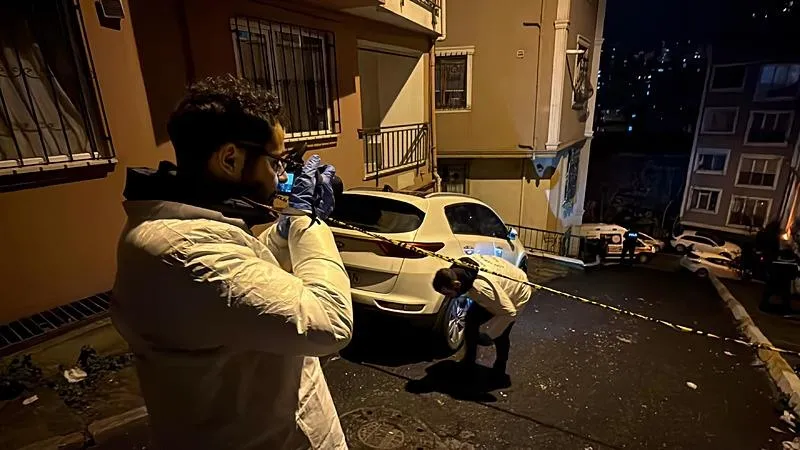 Şişli'de boşanma aşamasındaki diş hekimi asistanı eşi Yeşim Yılmaz ile tartışan Kadir Yılmaz (33), 4. kattaki evlerinin balkonundan aşağıya düşerek hayatını kaybetti.  (DHA)