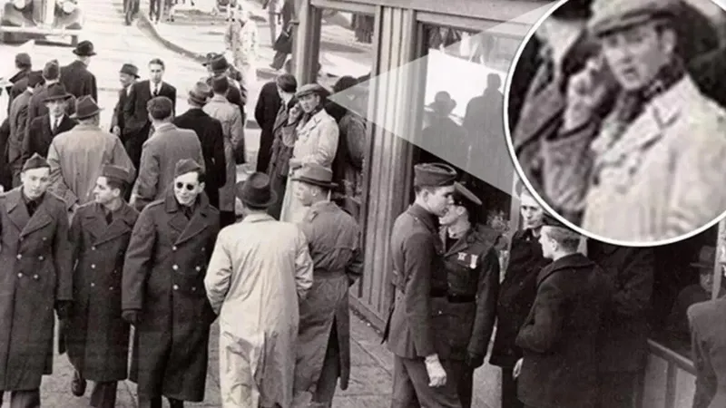 tek-fotografla-sir-perdesi-aralandi-1940li-yillarda-bu-adam-telefonla-mi-konusuyor-1708677141221.jpg Tek kareyle sır perdesi çözüldü! Fotoğraftaki adam 81 yıl önce telefonla mı konuşuyor?-6