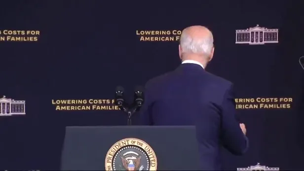 ABD Başkanı Joe Biden yine boşlukla tokalaştı! Dünya bu görüntüyü konuşuyor-1