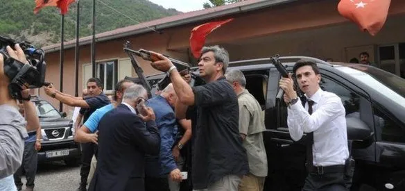 ARTVİN'İN ŞAVŞAT İLÇESİNDE CHP GENEL BAŞKANI KEMAL KILIÇDAROĞLU'NUN KONVOYUNUN GEÇİŞ GÜZERGAHINDA ÇATIŞMA ÇIKTI