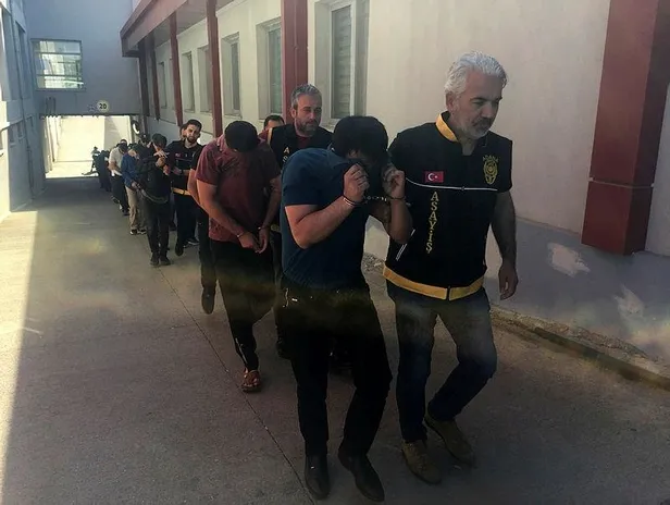adana-merkezli-sahte-polis-operasyonu-cok-sayida-tutuklama-var-birbirlerini-bile-dolandirmislar-1653289953120.jpeg