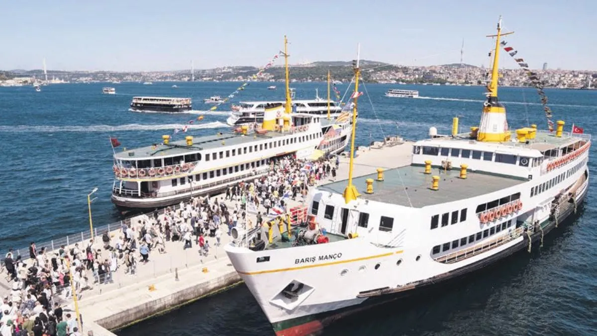 Bayram tatilinde İstanbul'da kalanların gözde adreslerinden biri Adalar: İskelede metrelerce kuyruk oluştu