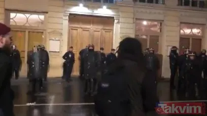 Son dakika... Macron’a tiyatroda büyük şok! Protestocular binayı sardı