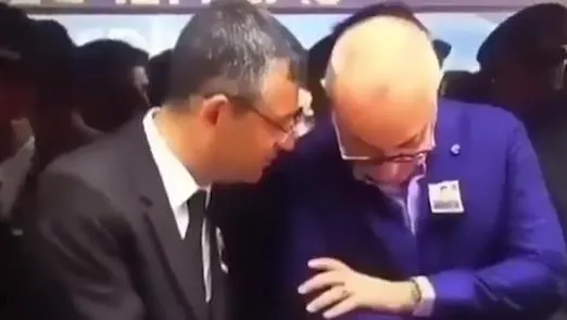 tepki-yagdi-chp-lideri-ozgur-ozelin-sehit-cenazesinde-piskince-sirittigi-goruntuler-sosyal-medyada-yeniden-gun-1709414872726.jpeg