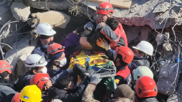 canli-yayinda-pes-pese-umut-haberleri-149-saatte-mucizenin-adi-mustafa-mutlular-apartmani-enkazindan-cikarildi-1676193035548.jpg Canlı yayında peş peşe umut haberleri! 149. saatte mucizenin adı Mustafa! 'Mutlular' apartmanı enkazından çıkarıldı-5