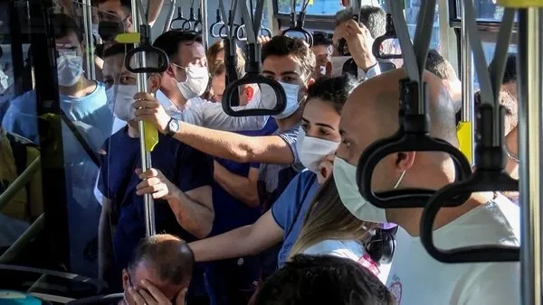 İstanbul'da pes dedirten görüntüler! Koronavirüs yasağına rağmen metrobüsler tıklım tıklım-3