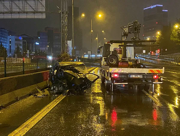 Ataşehir D-100 Karayolu'nda feci kaza: 2 ağır yaralı-1